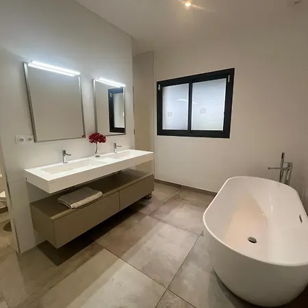 Ariana Luxury With Heated Pool 酒店