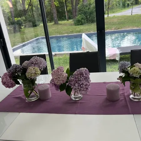 Ariana Luxury With Heated Pool 酒店