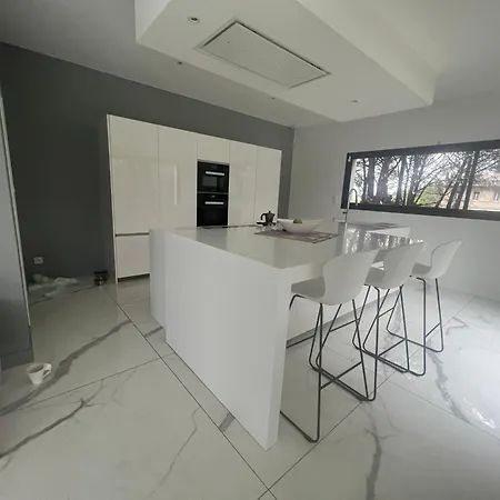Ariana Luxury With Heated Pool 酒店