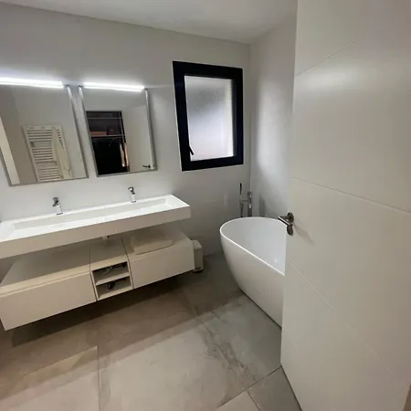 Ariana Luxury With Heated Pool 酒店